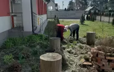 Wiosenne porządki w naszym ogr&oacute;dku! 4
