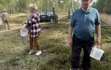 Seniorzy na  grzybobraniu 6