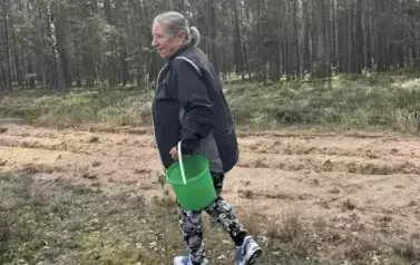 Seniorzy na  grzybobraniu 7