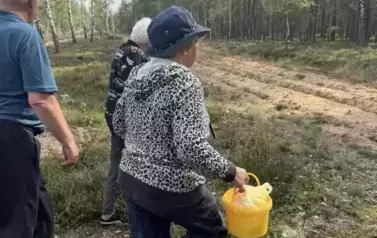 Seniorzy na  grzybobraniu 9