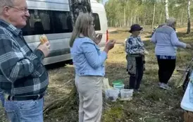 Seniorzy na  grzybobraniu 2