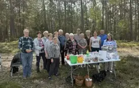 Seniorzy na  grzybobraniu 4