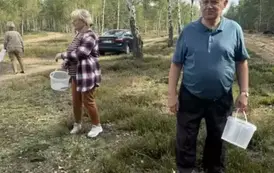 Seniorzy na  grzybobraniu 6