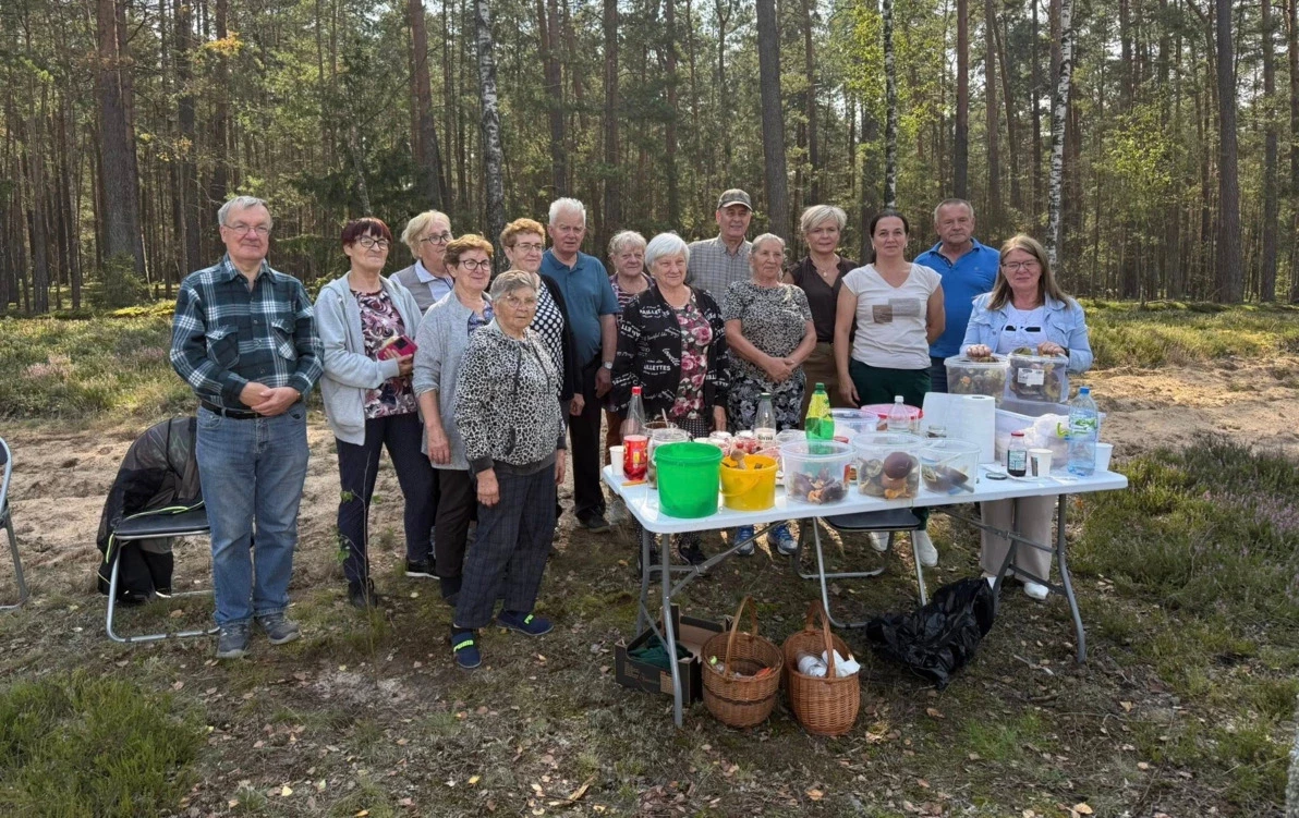 Zdjęcie do Seniorzy na  grzybobraniu