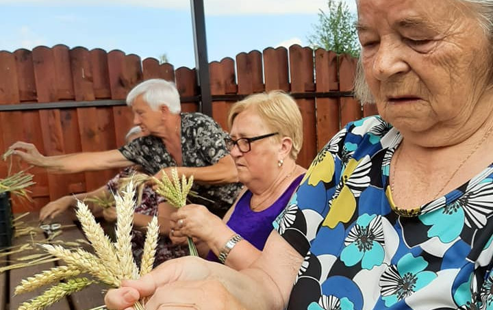 Zdjęcie do WYPLATANIE WIEŃCA DOŻYNKOWEGO