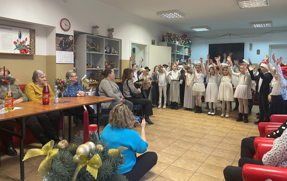 Zdjęcie do Wsp&oacute;lne kolędowanie senior&oacute;w z dziećmi
