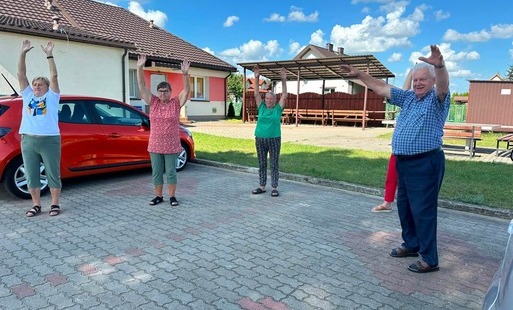 Seniorzy ćwiczą na powietrzu
