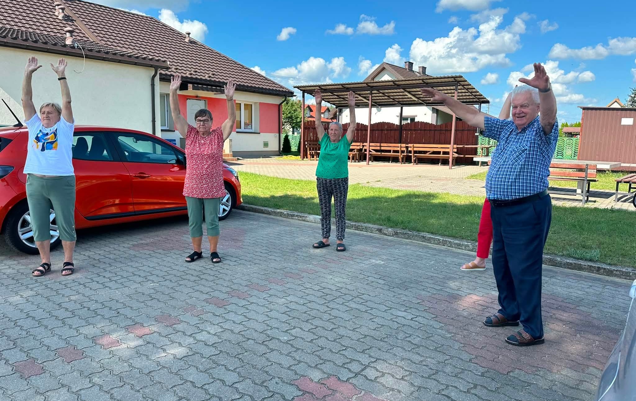 Zdjęcie do Seniorzy ćwiczą dziś na powietrzu